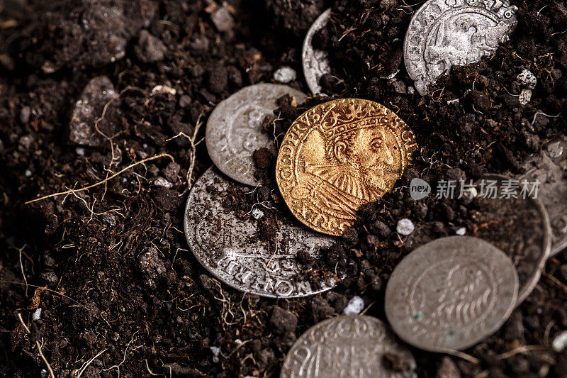 近距离观察中世纪欧洲的金银硬币。老波兰硬币。Waza Zygmunt三世。古代金银钱币。钱币学。泥土覆盖的银币。安提克瓦里特。